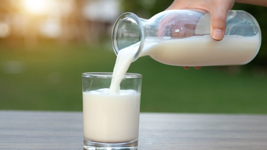 Entrega de leite para pessoas idosas e crianças com menos de 3 anos